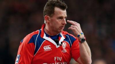 Nigel Owens, durante una actuación arbitral de rugby .