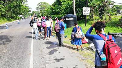 Los inmigrantes, hombres, mujeres y niños, se comenzaron a concentrar este viernes en la Central Metropolitana de Transporte, de San Pedro Sula.