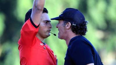 Pedro Troglio se puso cara a cara con el árbitro Said Martínez. Foto Ronald Aceituno