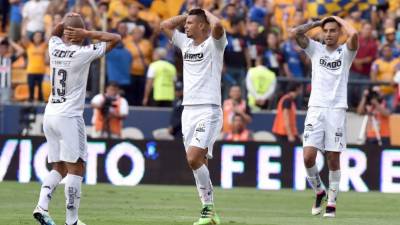 Jugadores del Monterrey durante el juego ante los Tigres, al final sacaron la victoria. Foto EFE/Miguel Sierra.