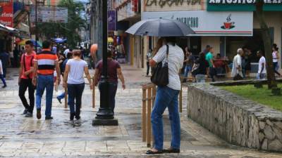 Lluvias leves se han registrado hoy en diversos sectores de San Pedro Sula.