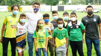 Los niños no dejaron de tomarse fotografías con Jonathan Rubio. Foto Amílcar Izaguirre.