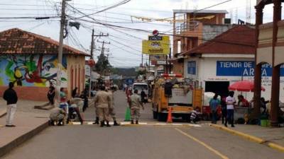 Personal de la Municipalidad con apoyo del Cuerpo de Bomberos trabaja en la señalización de las calles.