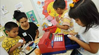 La presencia de los menores ha significado un reto importante para los diferentes distritos escolares que han tenido que contratar más personal bilingüe y disponer de más recursos, con presupuestos de por sí estrictos. EFE/Archivo