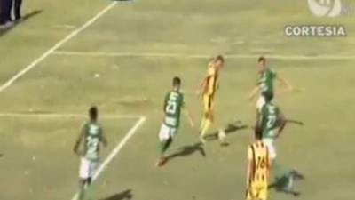 Ángel Tejeda casi marca un golazo contra el Marathón.