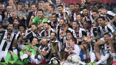 ROM137.- ROMA (ITALIA), 17/05/2017.- Los jugadores de Juventus posan con el trofeo luego del triunfo de su equipo en el partido final de la Copa Italia ante el Lazio hoy, miércoles 17 de mayo de 2017, en el estadio Olímpico de Roma, Italia. EFE/ANGELO CARCONI