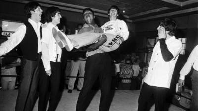 Imagen cedida por la Editorial Taschen de los componentes de The Beatles junto al boxeador Muhammad Ali, Cassius Clay, una de las que forman el libro 'The Beatles. On the Road (1964-1966)'. EFE/Harry Benson/Solo uso editorial