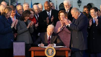 Biden firmó el plan de infraestructuras por valor de 1,2 billones de dólares, en su primer éxito a nivel nacional desde su llegada a la Casa Blanca.