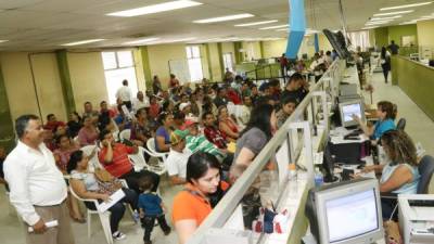 Abarrotadas pasan las oficinas de la DEI en San Pedro Sula por las inscripciones del nuevo régimen.