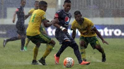 Romario Cavachuela (i) y Samir Martínez marcan a Marco Tulio Vega. Foto Juan Salgado