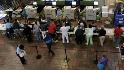 Fotografía de archivo del 27 de octubre de 2024 en donde se ven residentes en el condado de Miami-Dade que esperan para depositar su voto en las votaciones anticipadas de las elecciones estadounidenses que se celebran en Miami, Florida.