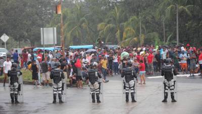 Cientos de migrantes son custodiados por miembros de la Guardia Nacional hoy en el municipio de Huixtla en el estado de Chiapas (México).