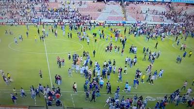 El juego entre Querétaro y Atlas tuvo que suspenderse tras los disturbios.