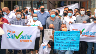 Lideres del PSH frente al CNE.