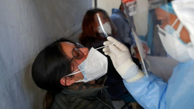 Mujer se realiza prueba de covid-19 (imagen referencial).