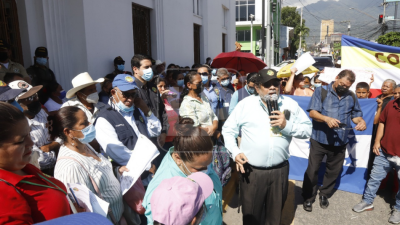 La Confederación Nacional de Patronados de Honduras se tomó por varias horas la primera calle para llamar la atención de la Presidenta de la República, Xiomara Castro y de los alcaldes Del Valle de Sula.