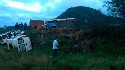 En el accidente participaron también dos ambulancias que iban detrás del autobús y que no pudieron evitar la colisión contra el vehículo. Foto:/odia.ig.com.br
