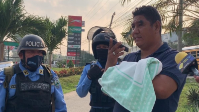 Doloroso: padre cruza toma de carretera con su hija muerta en brazos en La Ceiba