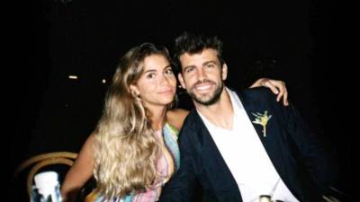 El futbolista Gerard Piqué y su novia Clara Chía.