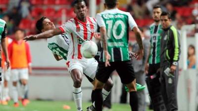 El hondureño Brayan Beckeles es titular en el Necaxa.