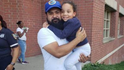 El hondureño Jairo Torres con Ferni Balbuena, la niña que rescató de las vías del tren en El Bronx./Foto Twitter.