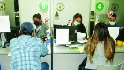 Ciudadanos son atendidos en las oficinas municipales de Galerías del Valle.