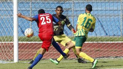 José Mendoza luce concentrado para detener el potente remate del adversario del Gimnástico. Foto Neptalí Romero