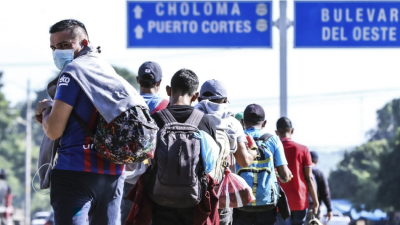 Una caravana de migrantes partiendo de San Pedro Sula. AFP.