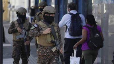 Uniformados custodian las calles de El Salvador.