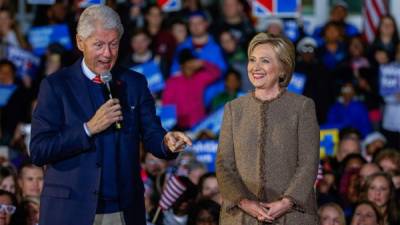 El expresidente Bill Clinton ha estado cerca de su esposa durante la campaña. EFE.
