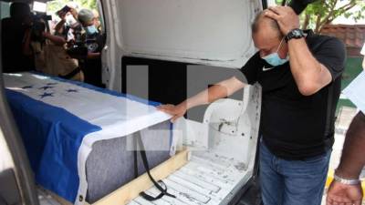 El exjugador Carlos Orlando Caballero llora sobre el cuerpo de Roberto 'El Macho' Figueroa. Foto Franklin Muñoz