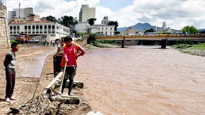 El crecimiento del caudal del río Choluteca amenazó a varias zonas de la capital.