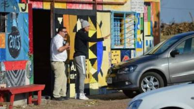 Edinson Cavani sale de visitar a su padre en la cárcel. Foto diario El País de Uruguay