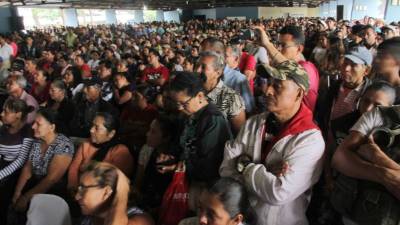 Cientos de pobladores contentos por recibir las escrituras de sus terrenos.