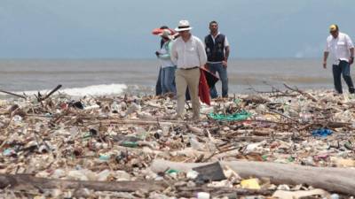 Autoridades de Guatemala cuando caminaban ayer entre basura en la costa de Honduras. Fotos: Melvin Cubas