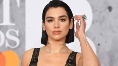 La cantante británica Dua Lipa posa para los medios durante la 39 edición de los premios Brit de 2019. EFE