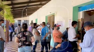Ciudadanos asistiendo a los centros de votación