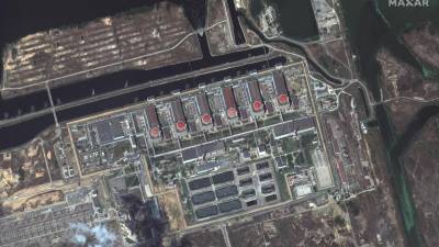 Imágenes satelitales muestran los daños por bombardeos en los alrededores de la central nuclear más grande de Europa.