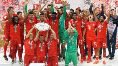 La plantilla del Bayern Múnich festejó por todo lo alto la obtención del título. FOTO AFP.