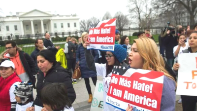También se arremetió contra Elizabeth MacDonough, encargada de interpretar el reglamento del Senado.