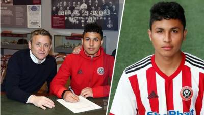 Contratado. El hondureño Angelo Cappello firmando el contrato que lo liga al Sheffield United de Inglaterra.