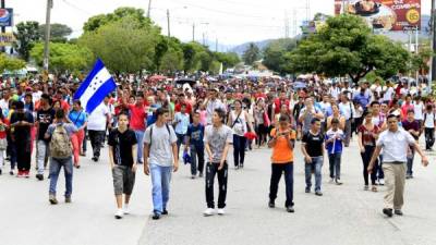 Jóvenes marchan en un clamor para que cese la violencia.