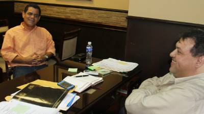 El alcalde de San Manuel, Arturo Castro, visitó la alcaldía sampedrana.