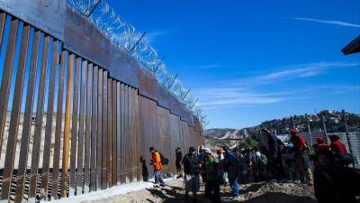Varios migrantes han muerto tras caer del muro luego de que Trump ordenara elevar su altura.