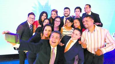 La pareja presidencial posa en una “selfie” junto a los ocho jóvenes que este año obtuvieron los Premios Juventud.