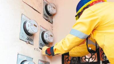 Un trabajador revisa los reportes de consumo de dos medidores inteligentes de energía eléctrica. Foto archivo