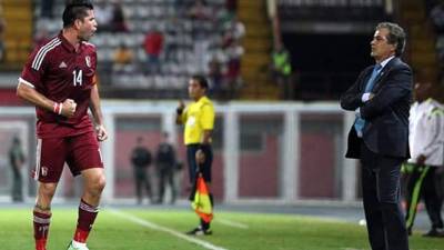 Franklin Lucena festejó el gol ante la mirada de Jorge Luis Pinto.
