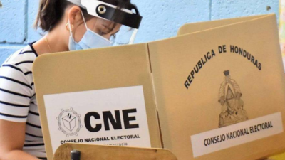 Ciudadana ejerciendo el sufragio.