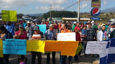 Protesta de mineros a la altura de Cucuyagua.