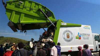 Seis de los 10 camiones recolectores comenzaron a funcionar ayer. Los empleados andan identificados.